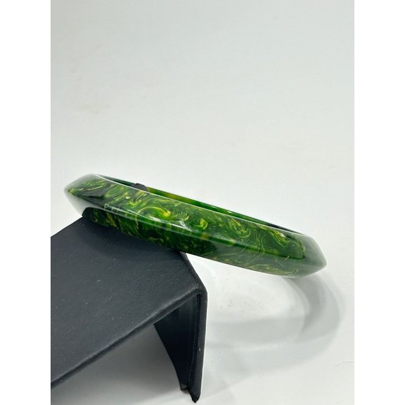 Vintage Marbled Green Bakelite Bangle Bracelet Dark Green Edged Pointy Design - Picture 4 of 9